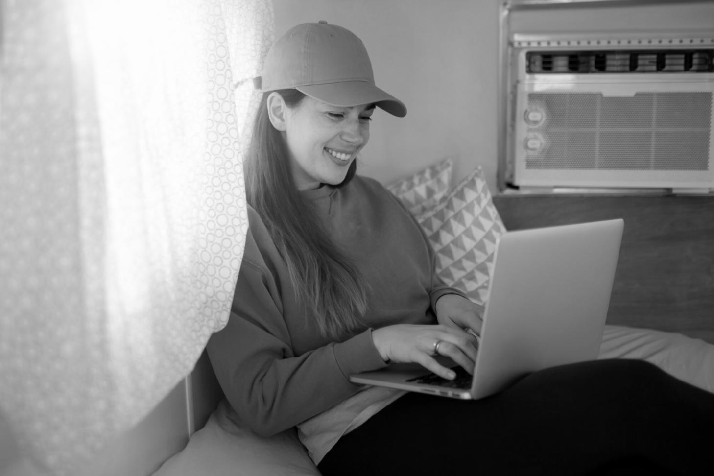 Teilnehmer analysieren Finanzdaten in praktischer Lernumgebung