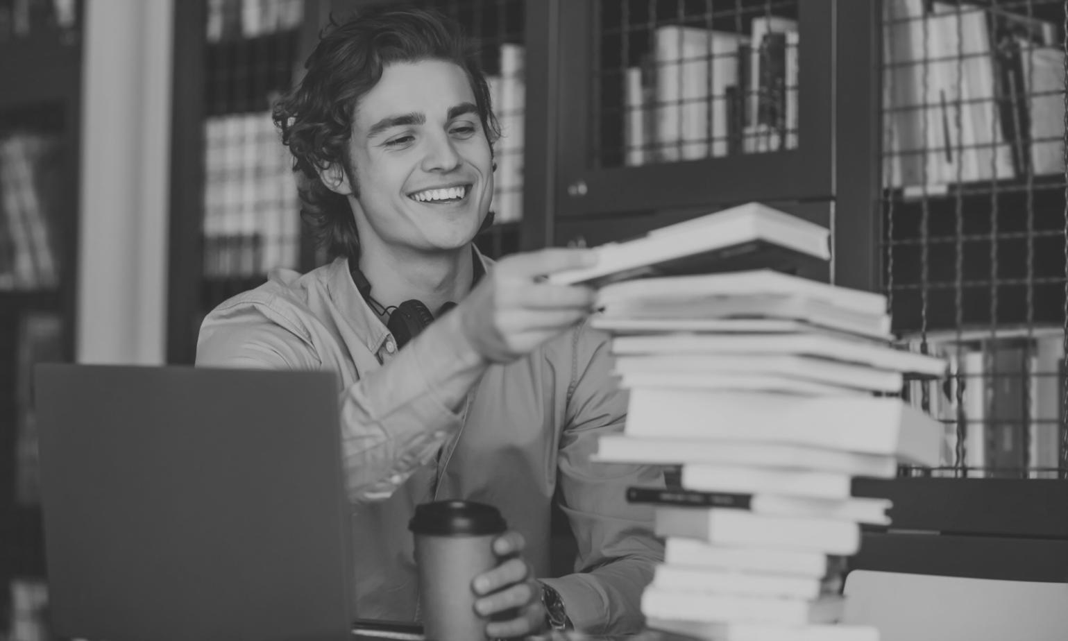 Teilnehmer analysiert Finanzdaten am Computer